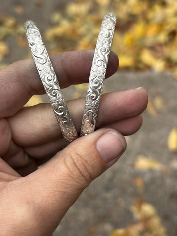 Wide scroll bangle