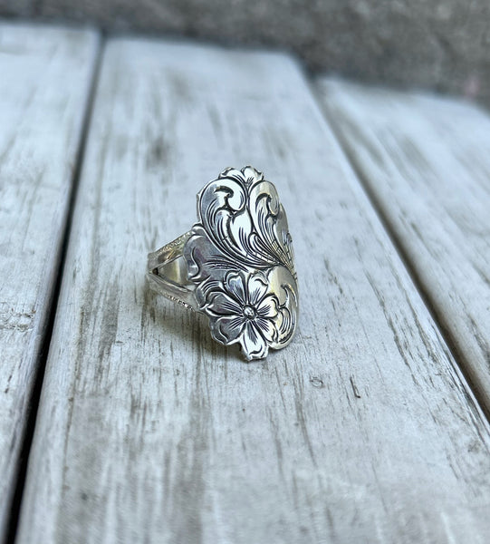 Big top engraved ring