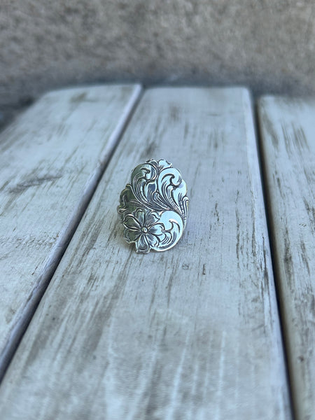 Big top engraved ring