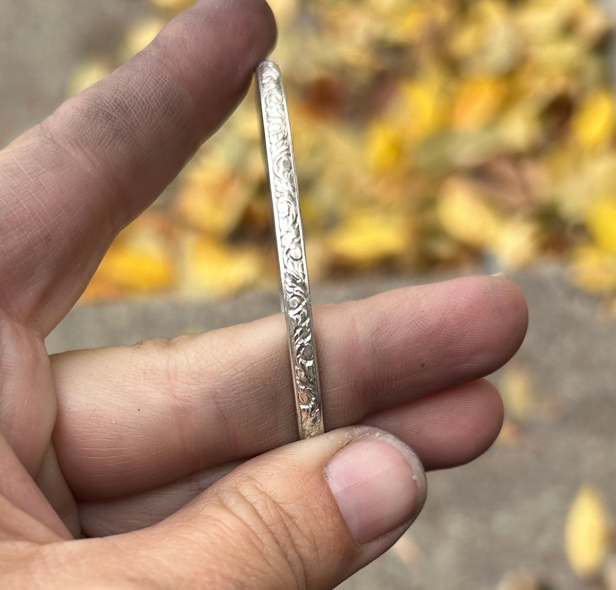 Thin scroll bangle