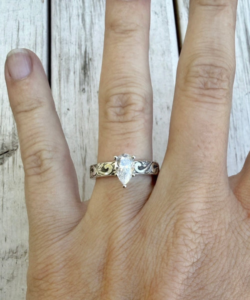 Pear moissanite diamond set