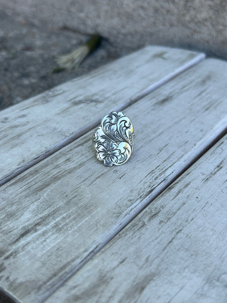 Big top engraved ring